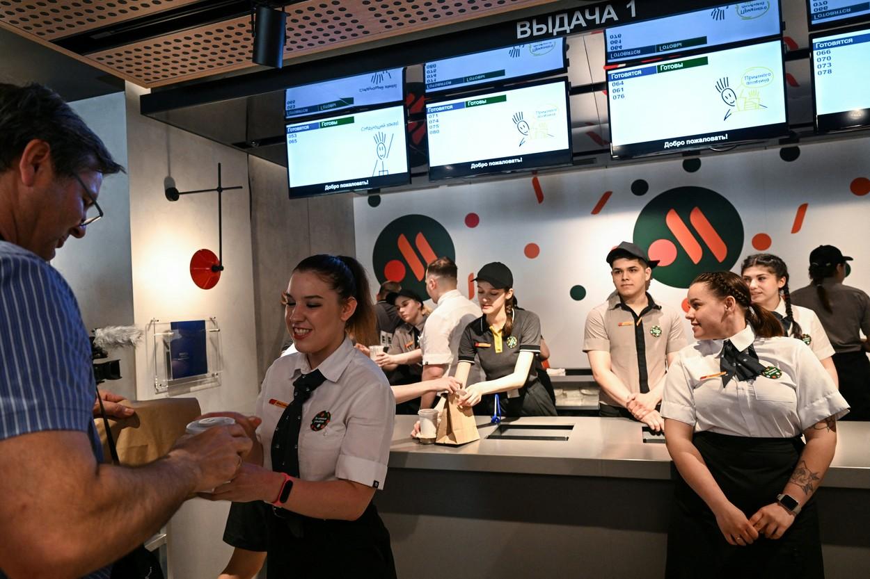 Deschiderea primului restaurant "Gustos şi atât", varianta rusească a McDonald's, iuni 2022