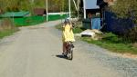 Copilă de 9 ani, izbită de o tânără şoferiţă în timp ce se plimba cu bicicleta prin comuna Barcani. Fata a ajuns la spital