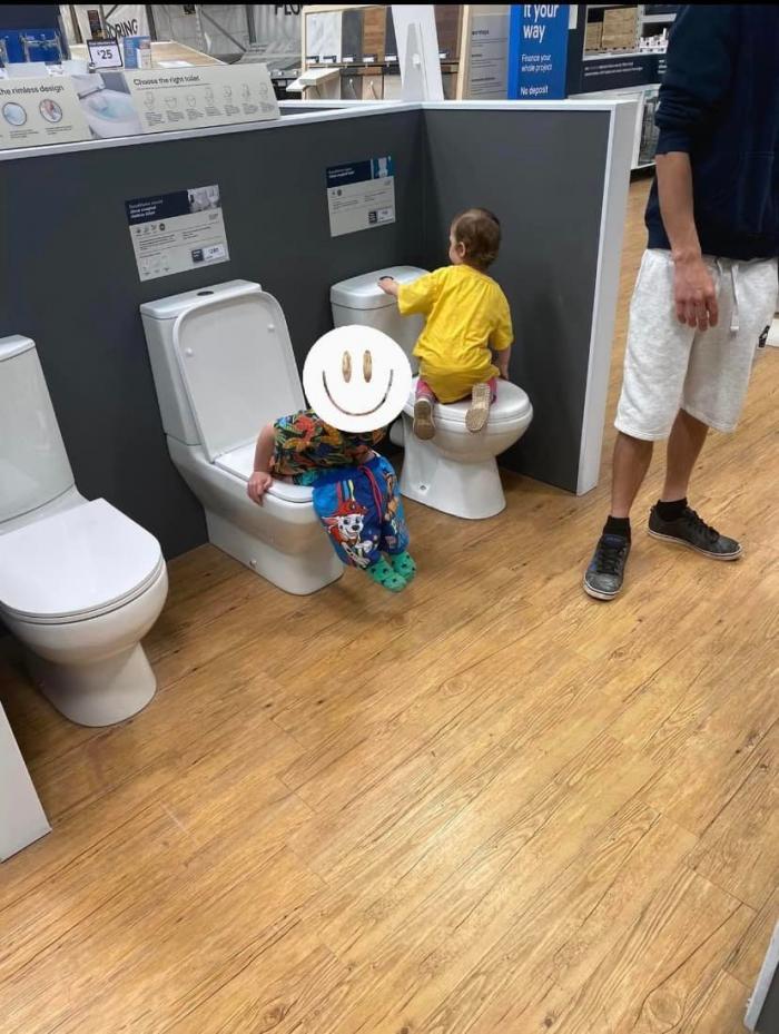 Un băieţel de 4 ani şi-a făcut nevoile într-un WC expus în magazin. Ce pedeapsă a primit tatăl