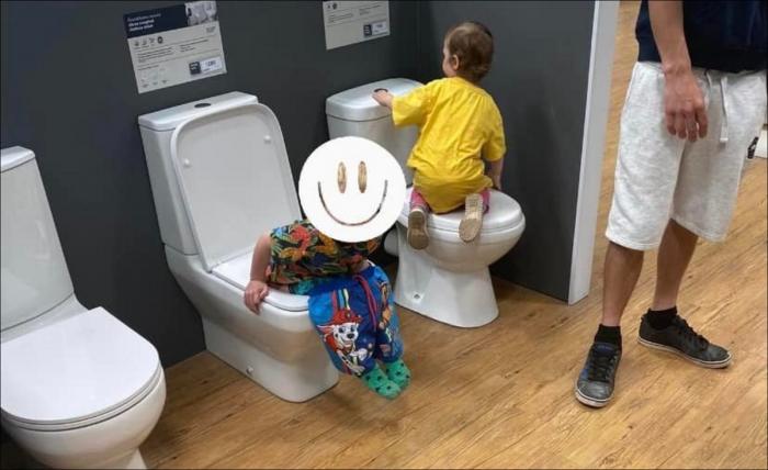 Un băieţel de 4 ani şi-a făcut nevoile într-un WC expus în magazin. Ce pedeapsă a primit tatăl