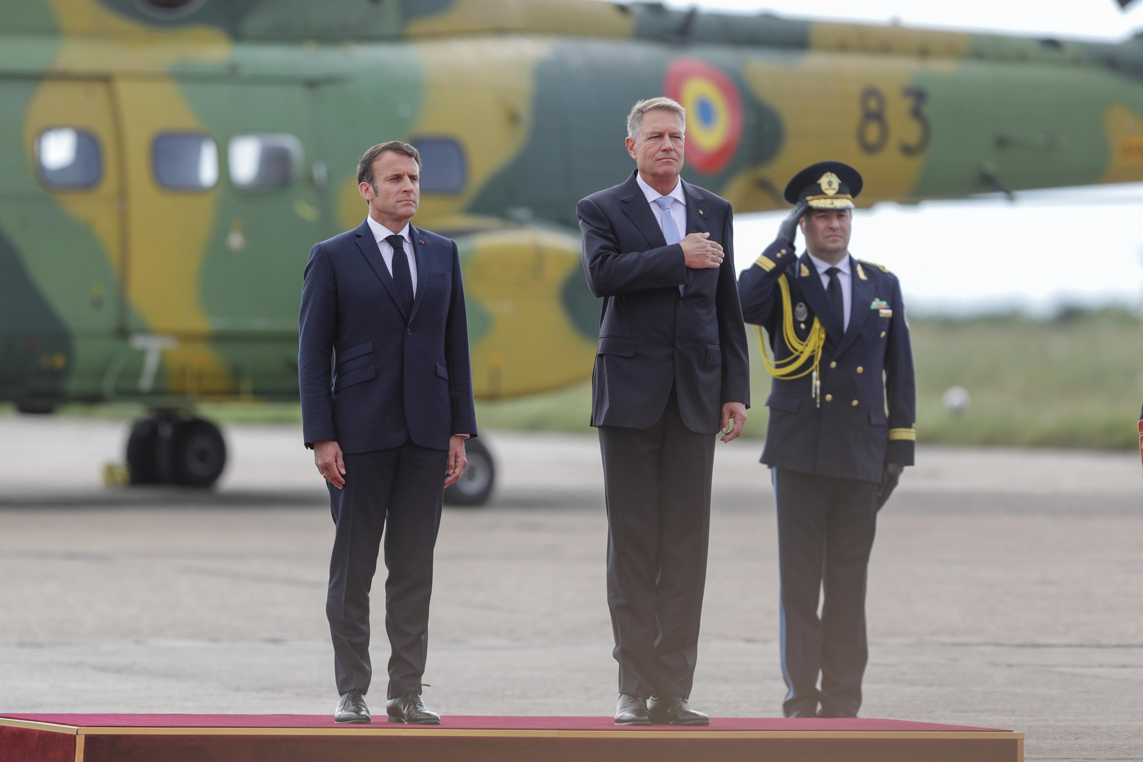 Emmanuel Macron şi Klaus Iohannis, în vizită la baza Mihail Kogălniceanu. Cei doi vor discuta despre aderarea României la Schengen
