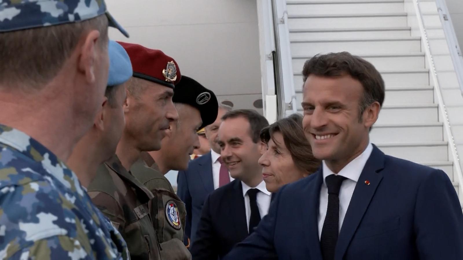 Emmanuel Macron şi Klaus Iohannis, în vizită la baza Mihail Kogălniceanu.