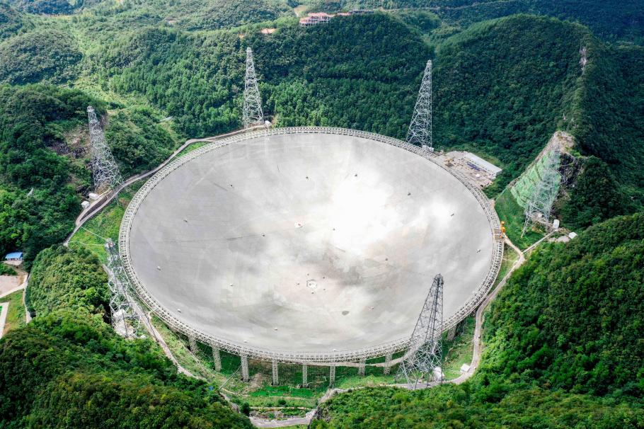 Semnalul despre care se crede că provine de la o civilizație extraterestră a fost descoperit de telescopul Sky Eye. Semnalul despre care se crede că provine de la o civilizație extraterestră a fost descoperit de telescopul Sky Eye.