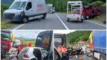 Accident grav în judeţul Cluj. Două autocamioane, un microbuz, o autoutilitară și un autoturism s-au ciocnit. O femeie a murit