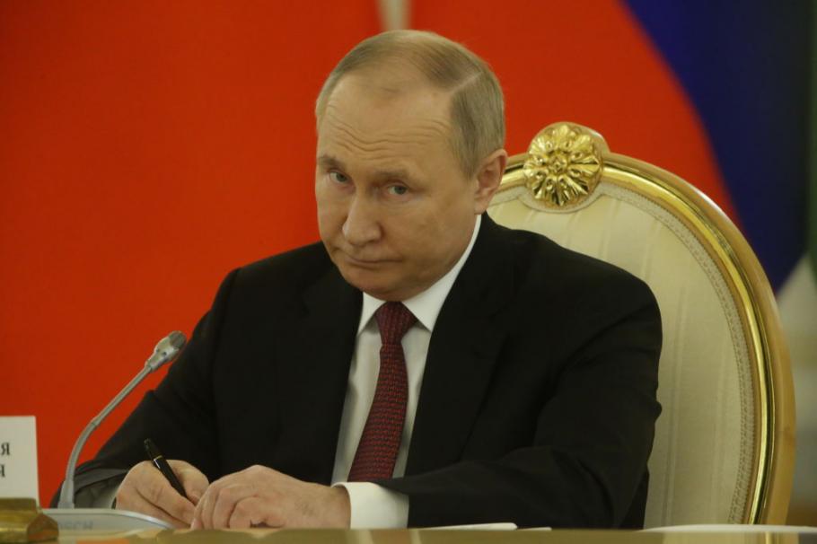 OPEC şi Rusia decid azi dacă dau drumul la robinet. Arabia Saudită este gata să pompeze mai mult petrol dacă producția ruşilor scade OPEC şi Rusia decid azi dacă dau drumul la robinet. Arabia Saudită este gata să pompeze mai mult petrol dacă producția ruşilor scade