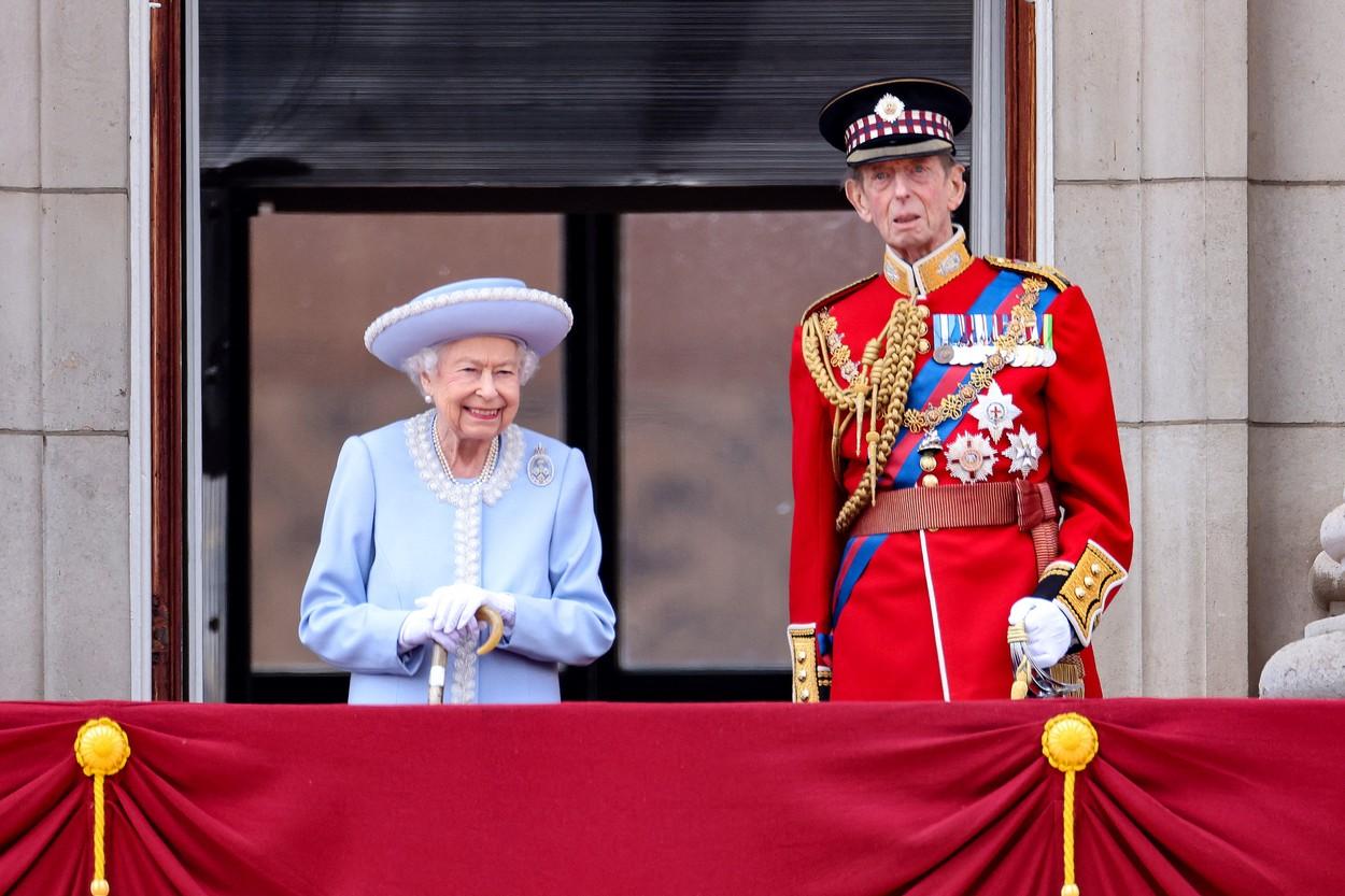 Regina Elisabeta a II-a şi ducele de Kent la balconul Palatului Buckingham, de Jubileul de Platină