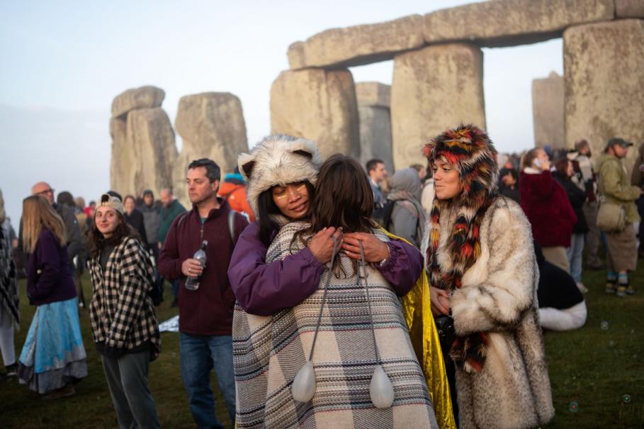 6.000 de oameni au celebrat, cu strigăte de bucurie, solstițiul de vară la Stonehenge 6.000 de oameni au celebrat, cu strigăte de bucurie, solstițiul de vară la Stonehenge