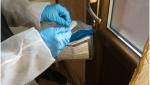 O femeie de 37 de ani şi fiica ei de 5 ani au fost găsite înjunghiate în casă. Principalul suspect, un bărbat de o vârstă cu femeia, arestat de poliţiştii britanici