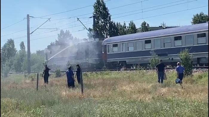 Locomotiva unui tren a luat foc în timpul mersului, în Teleorman. 250 de călători au fost evacuați