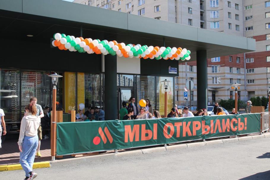 McDonald’s-ul pe stil rusesc a vândut aproape 120.000 de hamburgeri în ziua deschiderii, un record absolut de vânzări McDonald’s-ul pe stil rusesc a vândut aproape 120.000 de hamburgeri în ziua deschiderii, un record absolut de vânzări