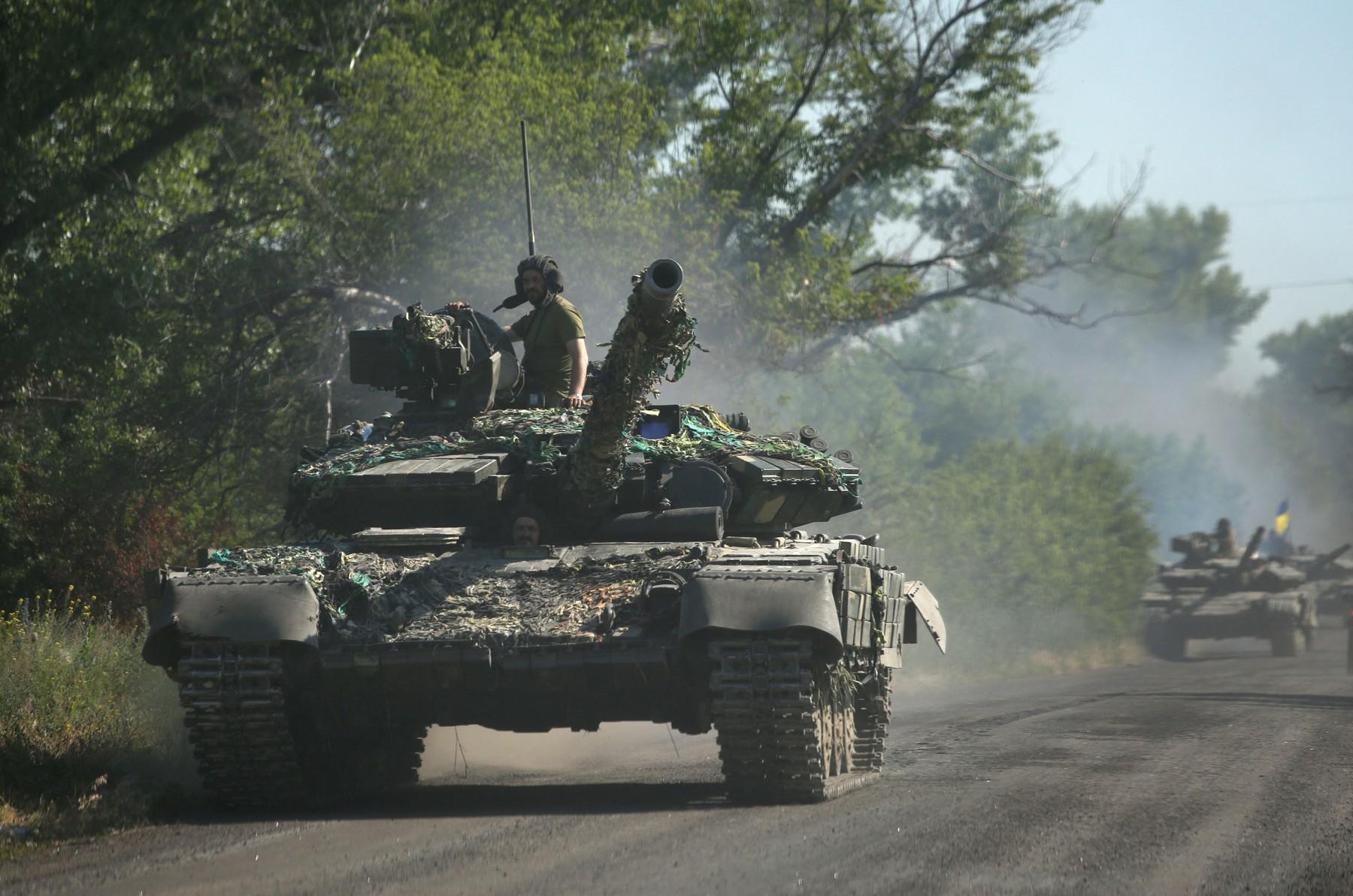 tancuri ale Armatei Ucrainei în apropiere de Lisichansk