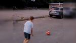 Un puşti face senzaţie pe internet. E fotbalist, dar se pricepe şi la baschet. Ultimul truc e uimitor