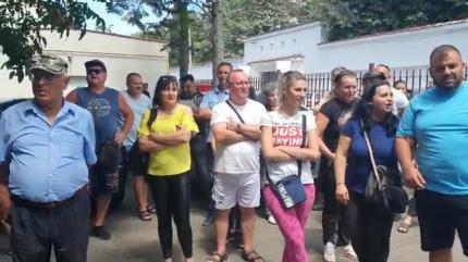 30 de pieţari din Târgu Jiu au protestat în curtea primăriei