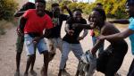 Singura frontieră a Uniunii Europene cu Africa, luată cu asalt de peste 2.000 de migranţi. Doar 130 au reuşit să treacă de forţele de ordine