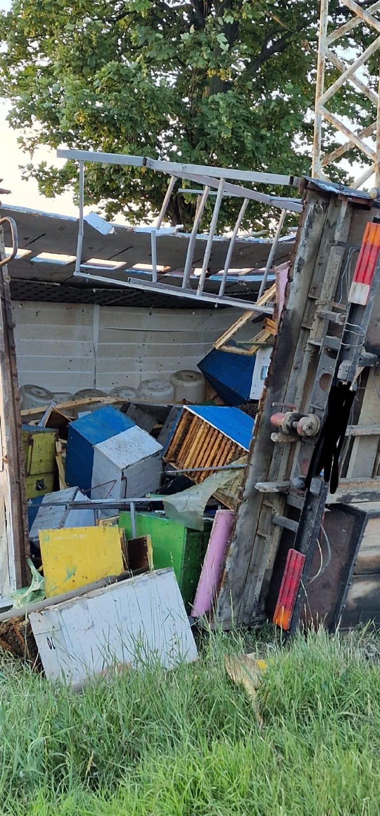 O autoutilitară care transporta 60 de stupi cu albine s-a răsturnat în Neamţ
