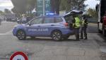 Tânăr român, surprins desculț pe o autostradă din Italia, cu o borsetă furată pe umăr. Explicaţia i-a lăsat mască pe poliţişti