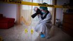 O mamă şi cinci copii trăiau în casă cu un cadavru. Un băieţel de 3 ani, găsit mort într-o pungă, în congelator. Poliţiştii americani au arestat-o pe femeie