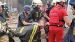 Momentul în care o fetiţă de 7 ani este scoasă de sub dărâmăturile blocului din Kiev, bombardat de ruşi - VIDEO