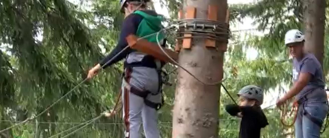 Distracţie pentru vârstele în parcul de aventură de la Rânca. Preţurile pentru un traseu cu tiroliana
