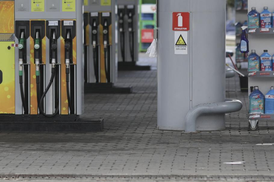 România va avea cei mai ieftini carburanţi din UE, după Ungaria, în urma reducerii cu 50 de bani - Ministrul Energiei România va avea cei mai ieftini carburanţi din UE, după Ungaria, în urma reducerii cu 50 de bani - Ministrul Energiei