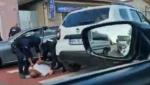 Un bărbat de 30 de ani, urmărit în toată ţara, prins şi arestat la Oradea. A fost blocat în trafic şi pus la pământ de mascaţi