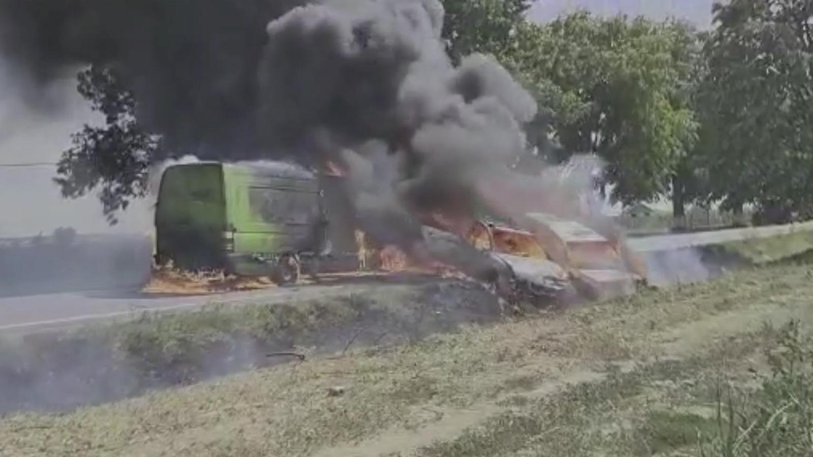 Două maşini şi un microbuz au luat foc după ce s-au ciocnit pe DN79 în Bihor.