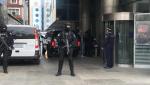 Traficanți care transportau migranți în sicrie, frigidere și baxuri, prinși de DIICOT. Ce sume uriașe cereau de la sărmani