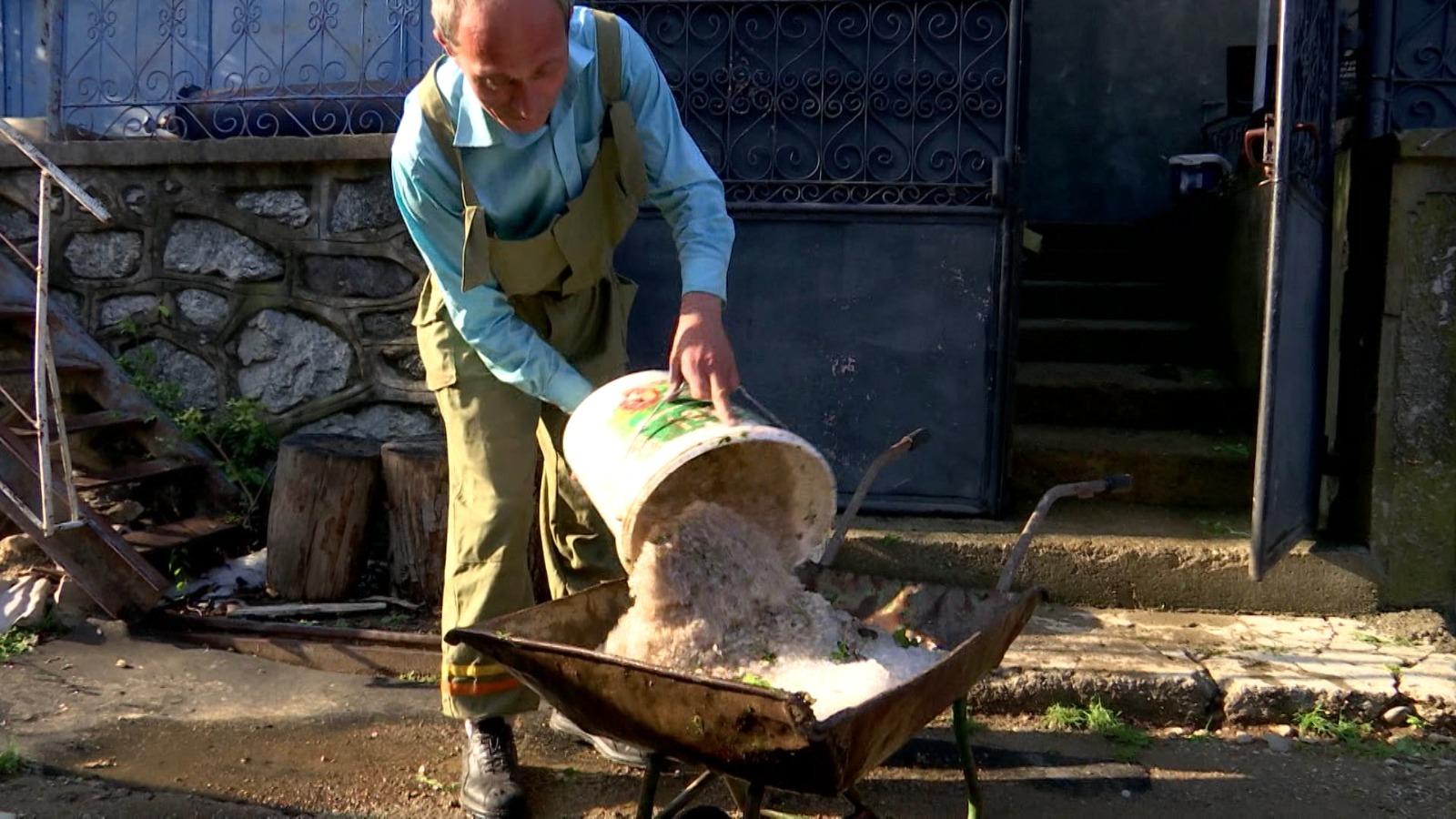 O furtună de câteva minute a făcut prăpăd într-un sat gorjean. Localnicii au adunat grindina cu roaba: "Nimic nu mai e"