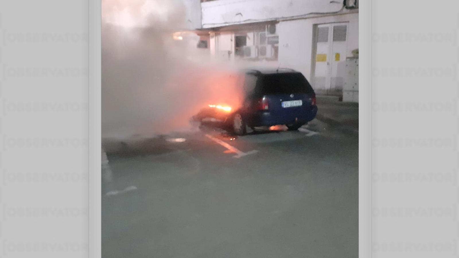 Mașină făcută scrum într-o parcare din Râmnicu Vâlcea. Trecătorii au alertat pompierii