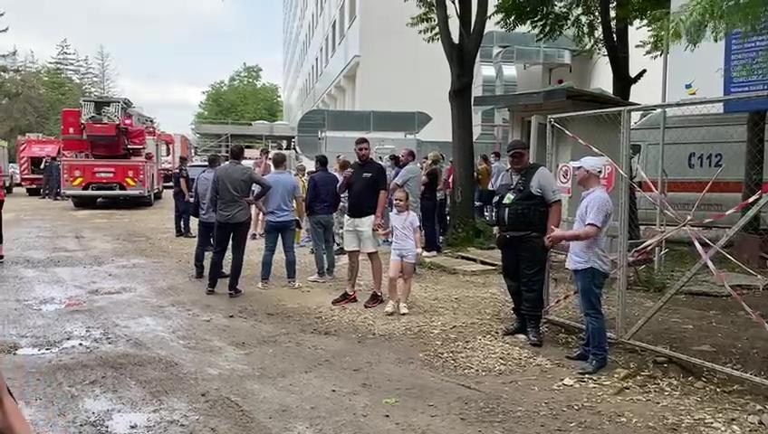 Panică creată de un muncitor la Spitalul pentru Copii din Iași. Funinginea dintr-un coş de fum, evacuată din greşeală în spital