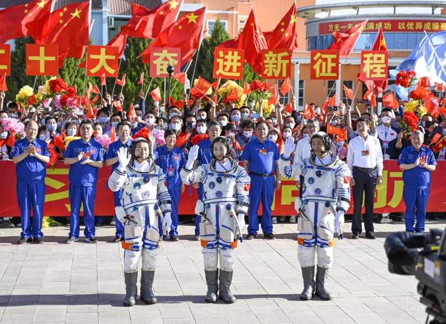 China își propune ca pe lângă stația spațială proprie să construiască, alături de Rusia, și o stație pe Lună. China își propune ca pe lângă stația spațială proprie să construiască, alături de Rusia, și o stație pe Lună.