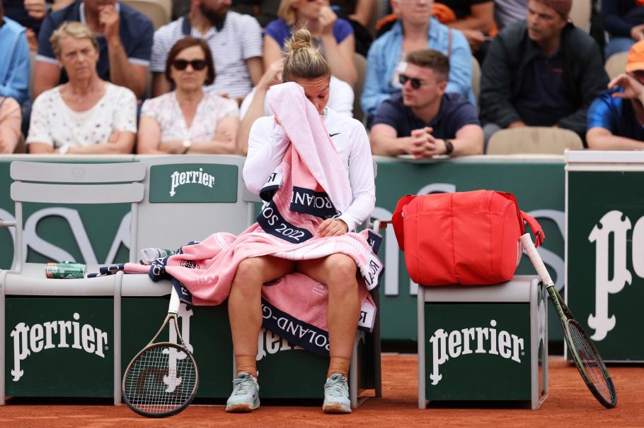Simona Halep a fost eliminată în turul doi de la Roland Garros Simona Halep stă pe bancă în timpul partidei din turul doi de la Ronald Garros