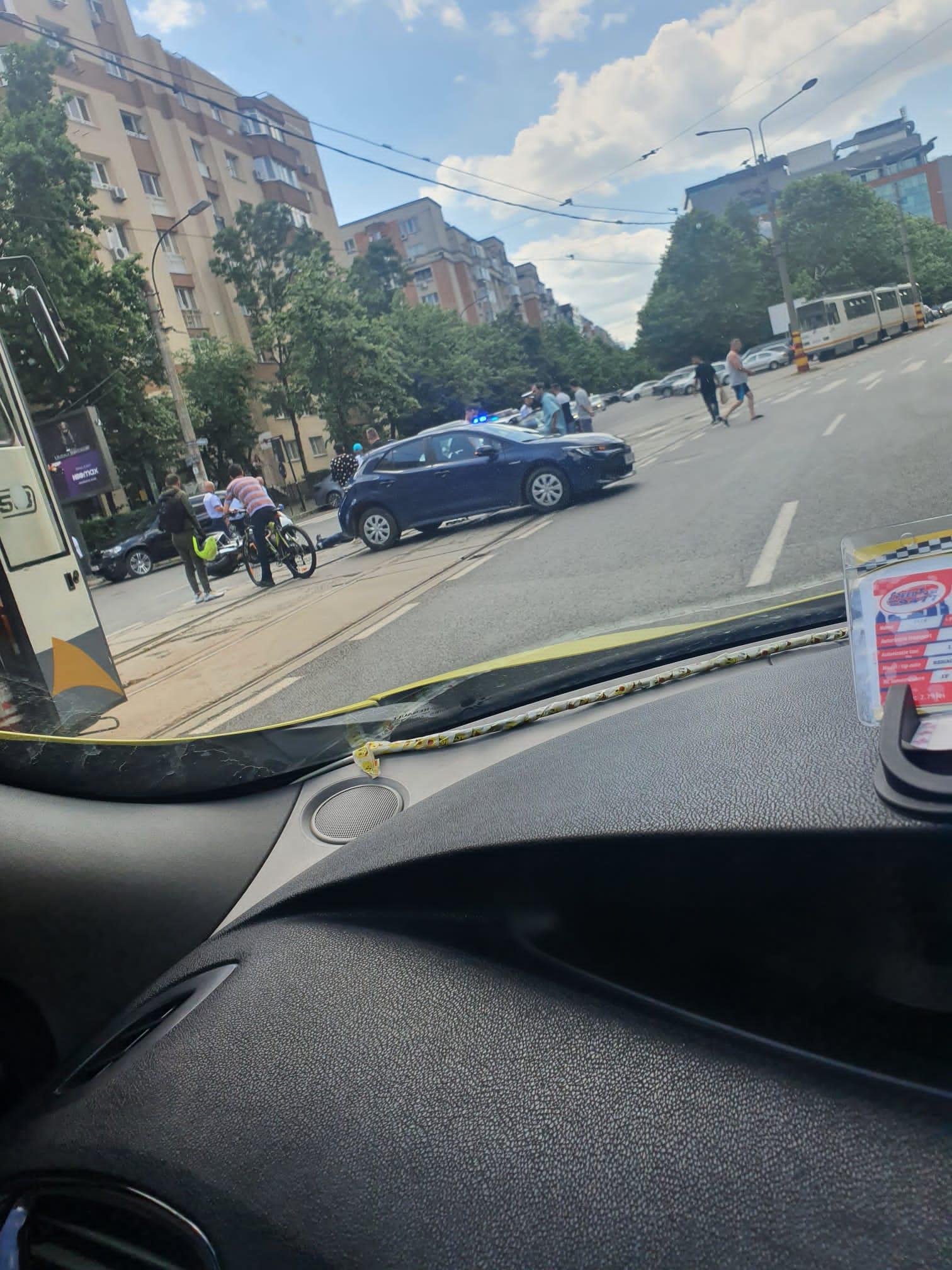 Un poliţist pe motocicletă, lovit de un şofer în centru Capitalei