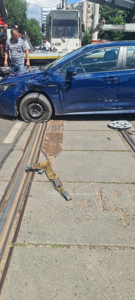 Un poliţist pe motocicletă, lovit de un şofer în centru Capitalei