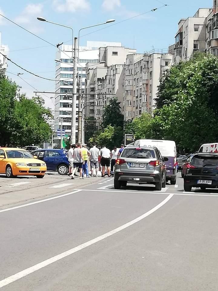 Un poliţist pe motocicletă, lovit de un şofer în centru Capitalei