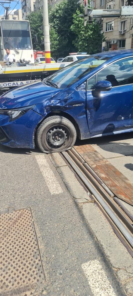 Un poliţist pe motocicletă, lovit de un şofer în centru Capitalei