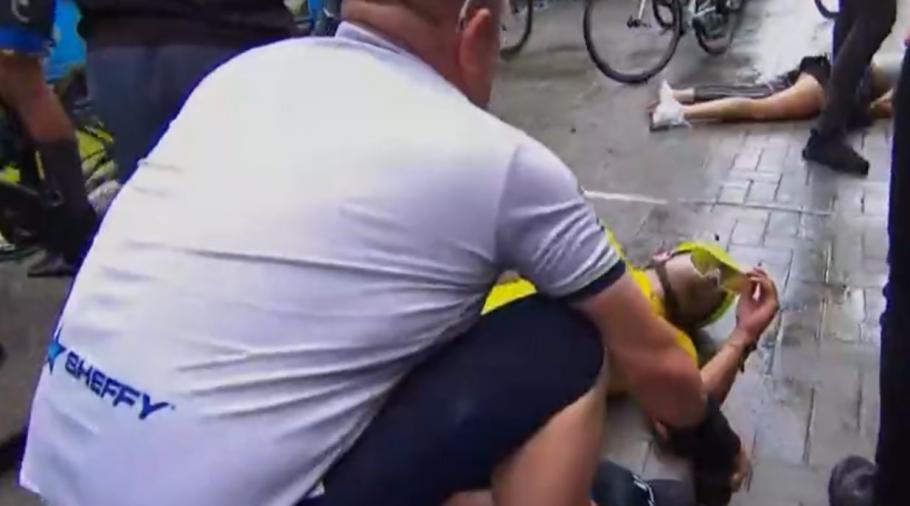 "Accident" din dragoste. Un ciclist care tocmai câştigase o etapă din Turul Columbiei şi lovit soţia care venise să îl felicite "Accident" din dragoste. Un ciclist care tocmai câştigase o etapă din Turul Columbiei şi lovit soţia care venise să îl felicite