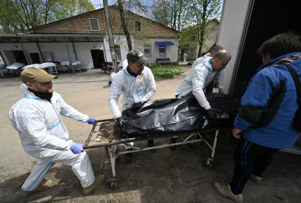 Rușii au trimis două camioane cu cadavre la Kiev, inclusiv ale apărătorilor uciși la Azovstal. Cele două armate ar fi schimbat sute de rămășițe