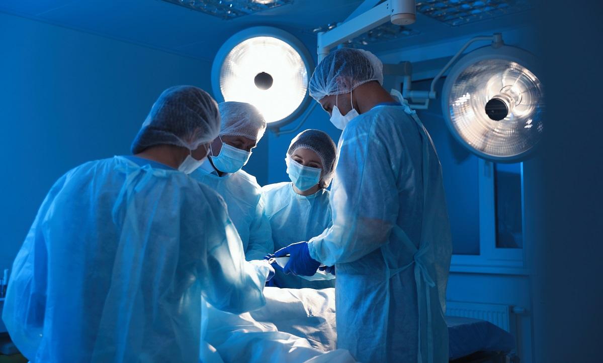 Medici în timpul unei operaţii