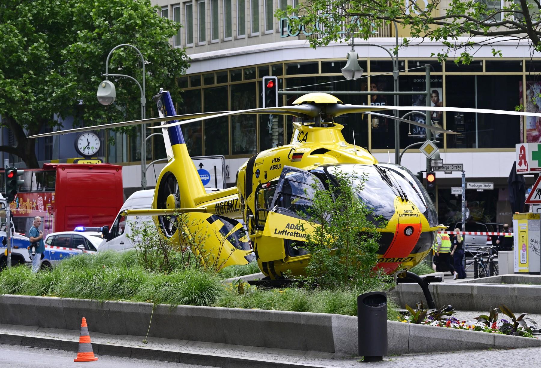O maşină a intrat în mulţime, într-o zonă aglomerată din Berlin. Primul bilanţ: cel puţin un mort şi zeci de răniţi