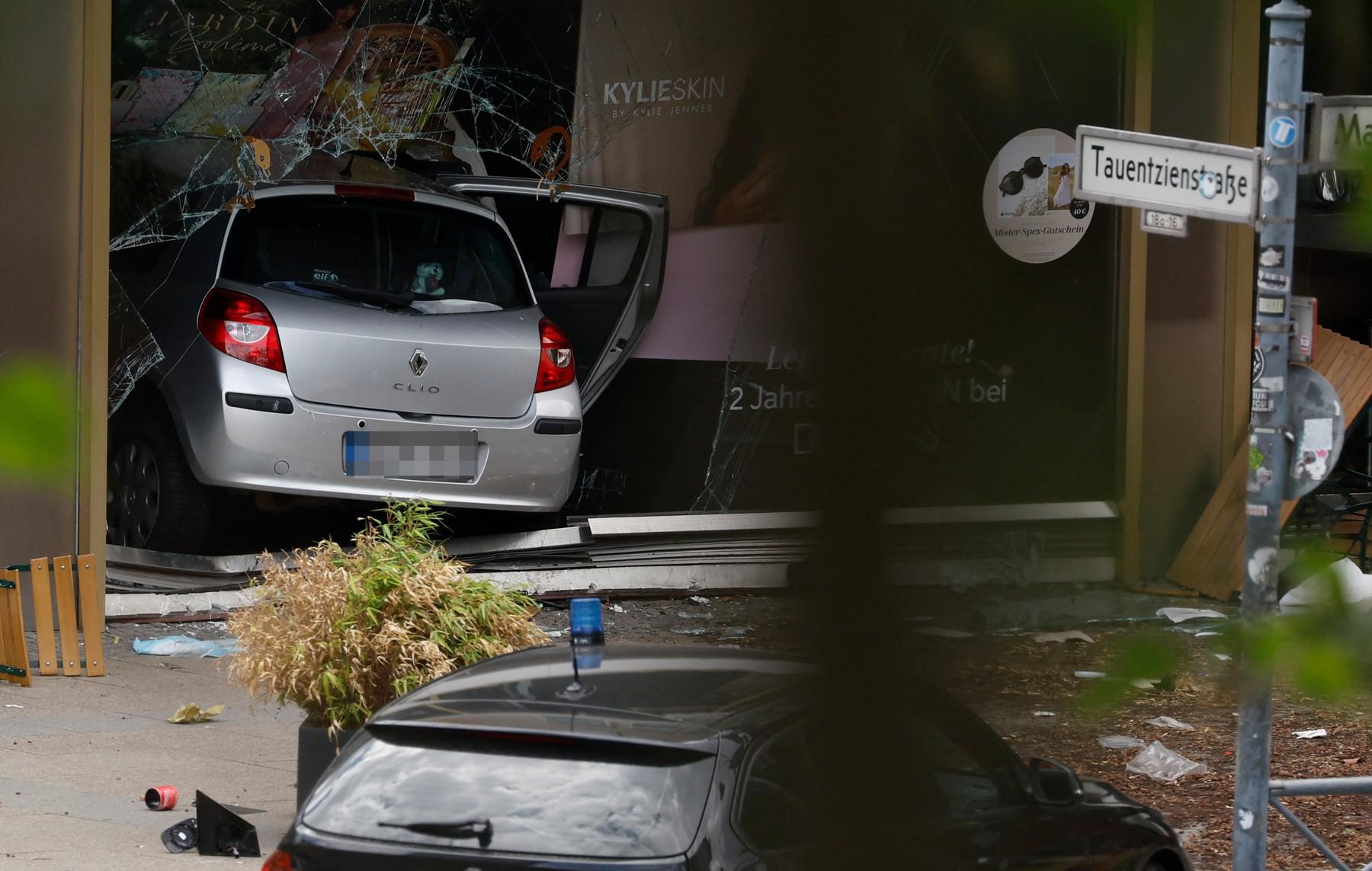 O maşină a intrat în mulţime, într-o zonă aglomerată din Berlin. Primul bilanţ: cel puţin un mort şi zeci de răniţi