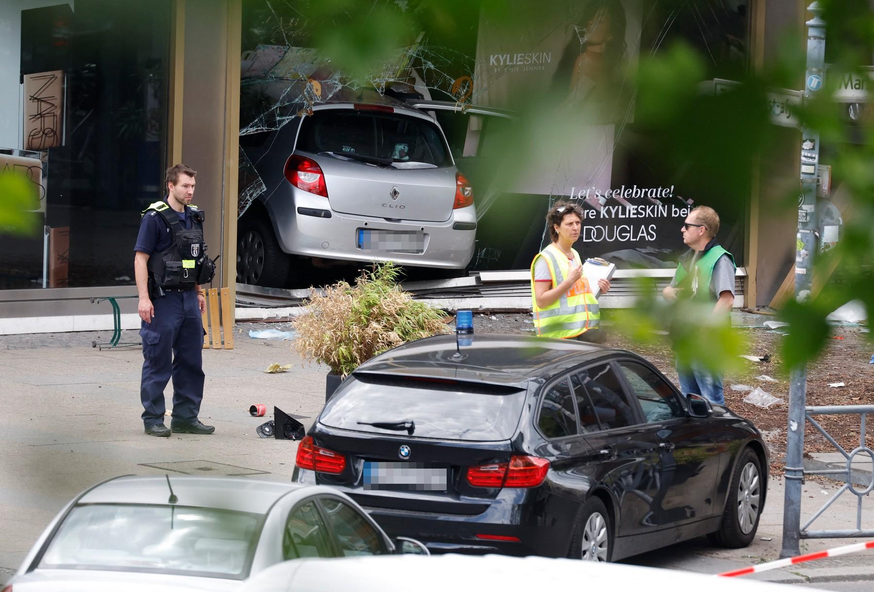 O maşină a intrat în mulţime, într-o zonă aglomerată din Berlin. Primul bilanţ: cel puţin un mort şi zeci de răniţi