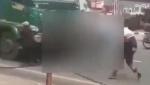 Momentul în care un tânăr de 18 ani se aruncă în faţa camionului, pentru un TikTok. A murit spulberat de maşină, pe şoseaua din Indonezia