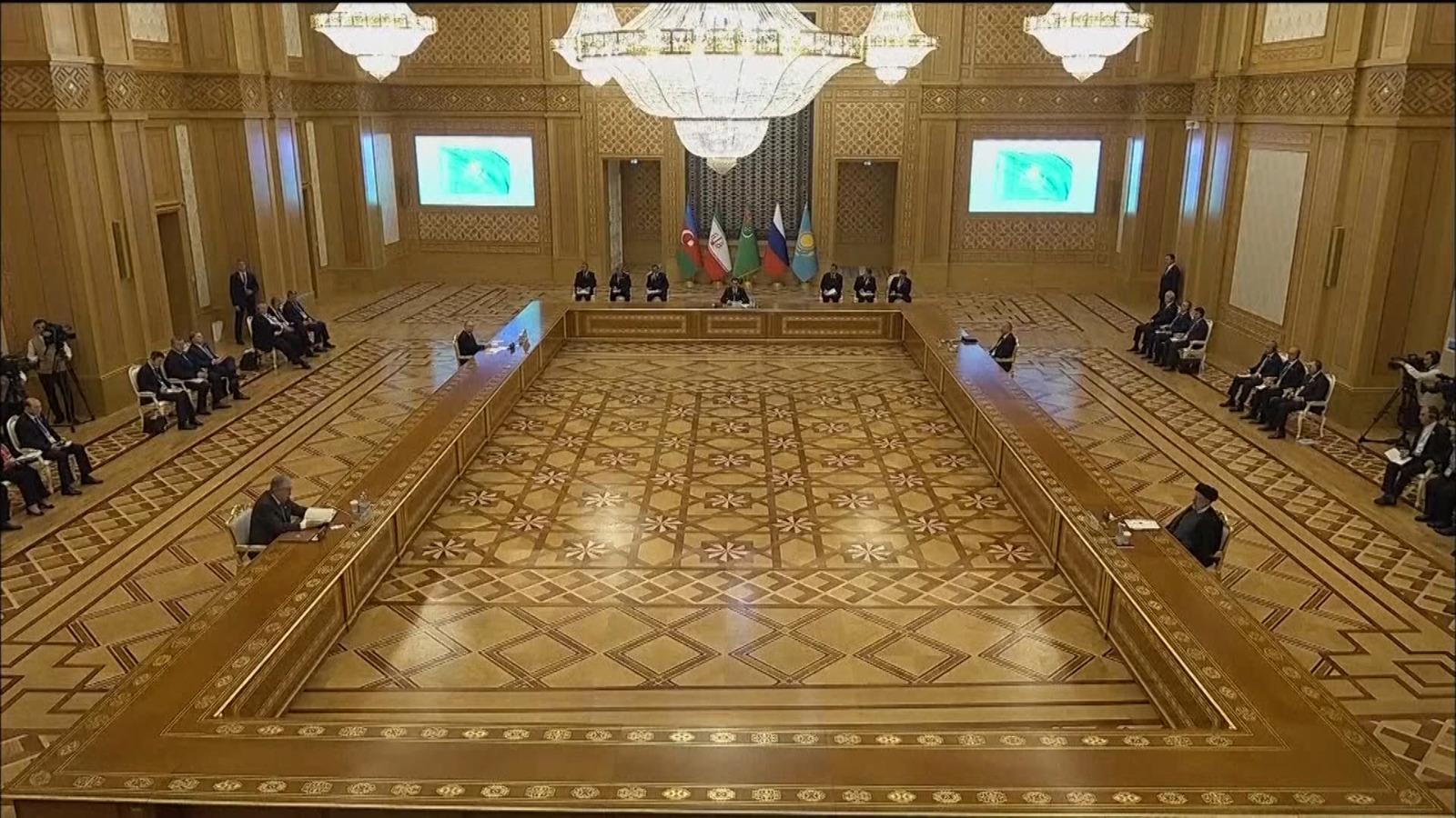 Vladimir Putin a stat la o masă imensă, aproape goală, la reuniunea din Turkmenistan