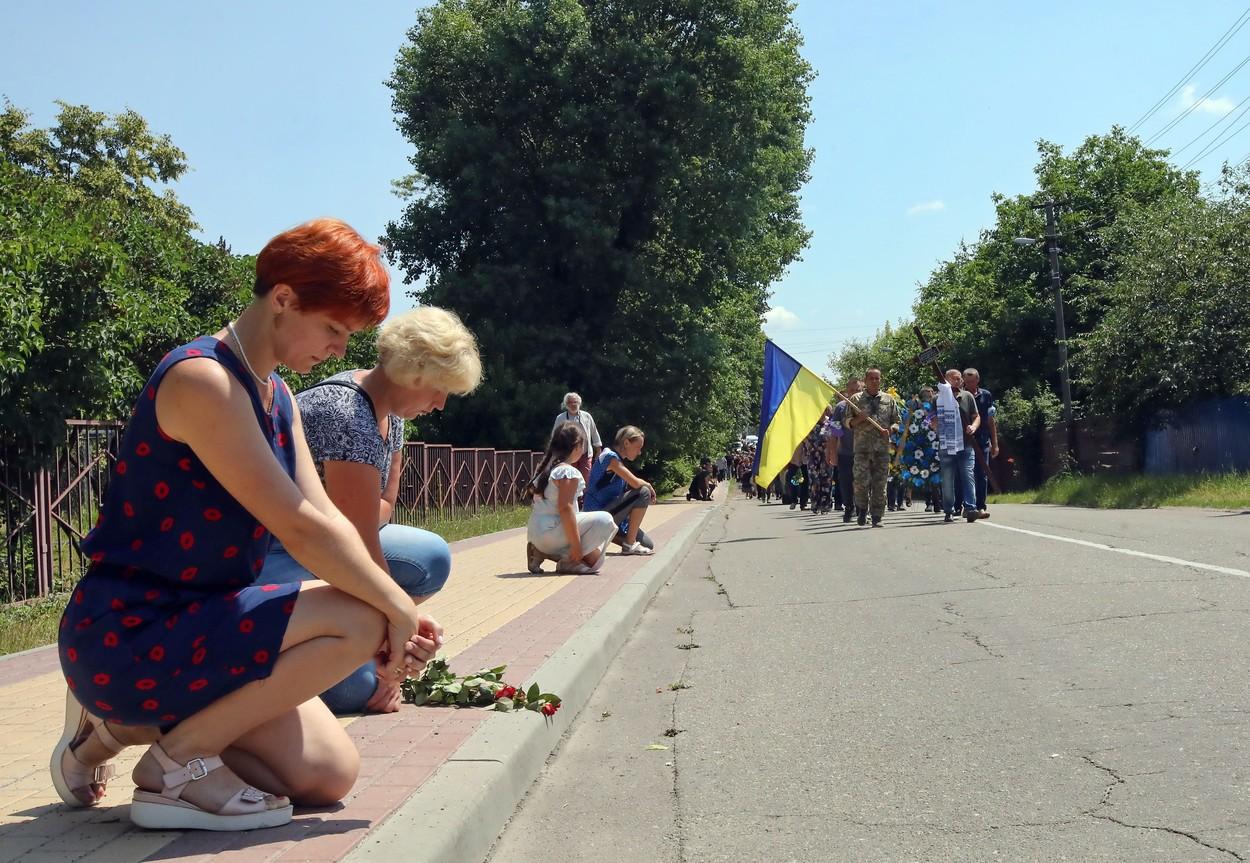 Momente emoţionante la înmormântarea soldatului ucrainean