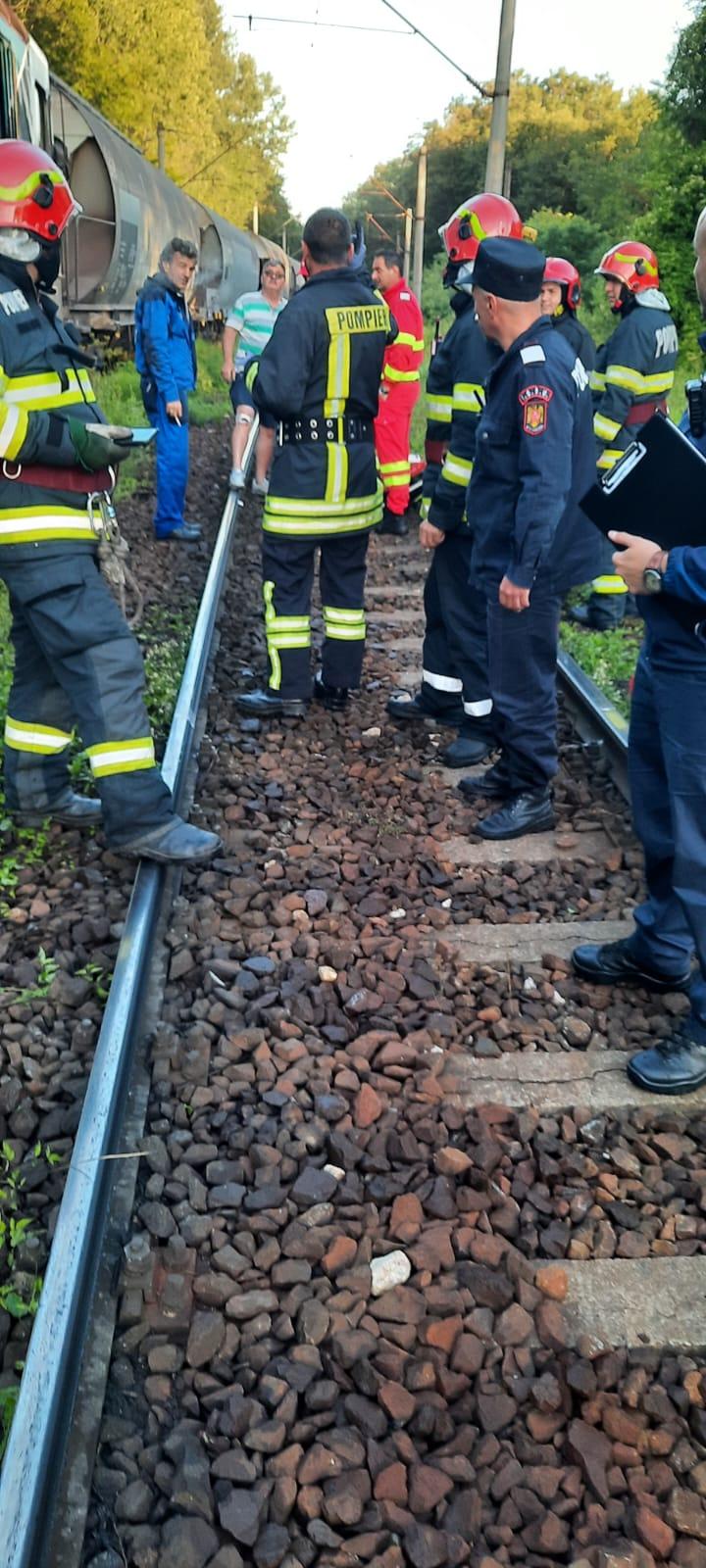 Locomotiva unui marfar a luat foc în Hunedoara