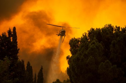 Echipajul participa la stingerea unui incendiu forestier din Grecia