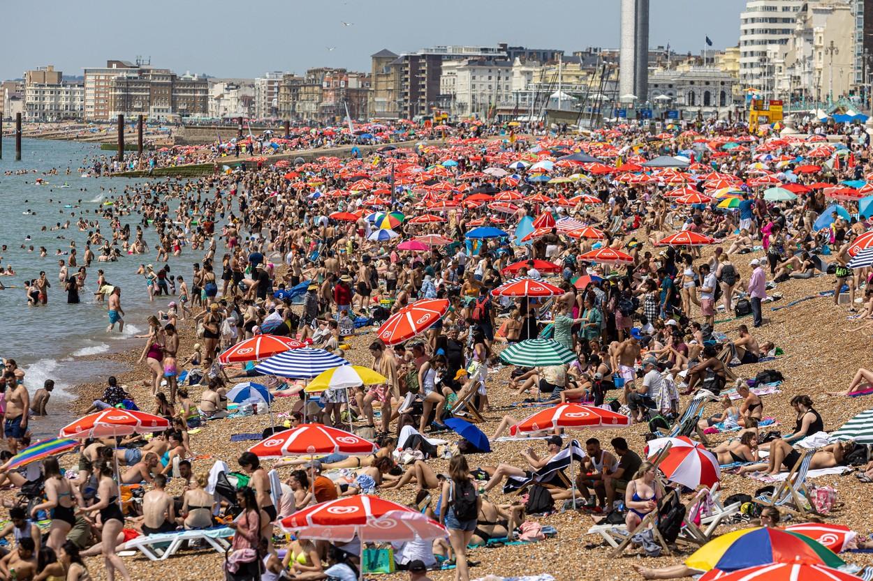 Plaja Brighton din Sudul Marii Britanii, plină de oameni în weekend