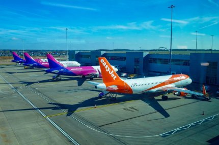 Haos pe aeroportul Luton. Toate zborurile au fost anulate după ce pista s-a "topit", din cauza caniculei