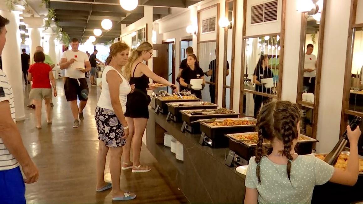 Experiment Observator: câţi bani cheltuieşti pe litoral la "all inclusive" faţă de cazarile fără masă asigurată